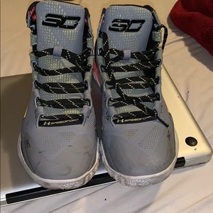 Step curry shoes 7.5 in MENS so their a 9.5 lady